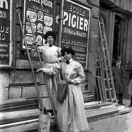 Vieux Paris - Colleuses d affiches a Paris en 1908, vieux metiers
